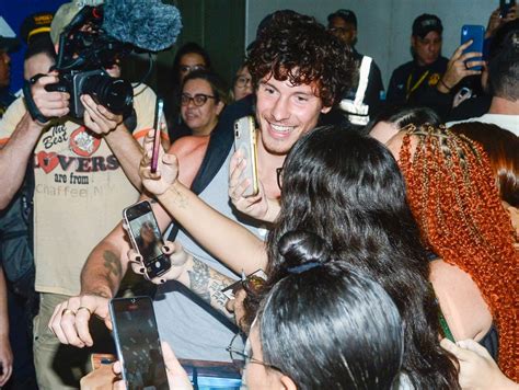 Fofo Shawn Mendes Atende F S Ao Desembarcar No Rio De Janeiro Veja