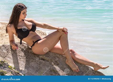 Sexy Frau Im Bikini Auf Seehintergrund Stockfoto Bild Von Erotisch