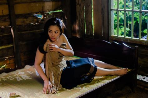 Hot girl vũ trụ VTV lộ cảnh giường chiếu đáng chú ý hơn là màn tự sát đẫm nước mắt