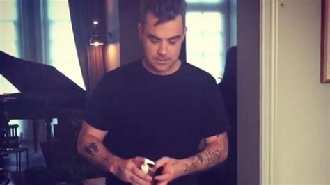 Instagram Robbie Williams responde a críticas tras desaire a fanáticas