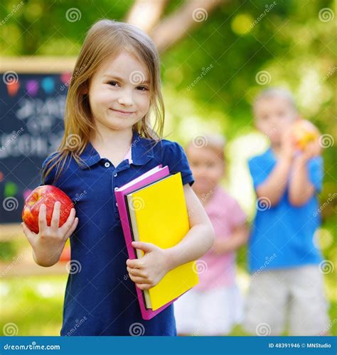 回到学校的激动的矮小的女小学生 库存照片 图片 包括有 å¥³å­© å­©å­ åÿºæœ¬ æ•™è‚² 48391946