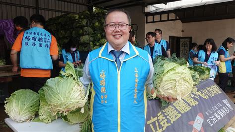 楊曜聰助農民擺脫「菜金菜土」宿命 挺菜農做公益發票兌換高麗菜