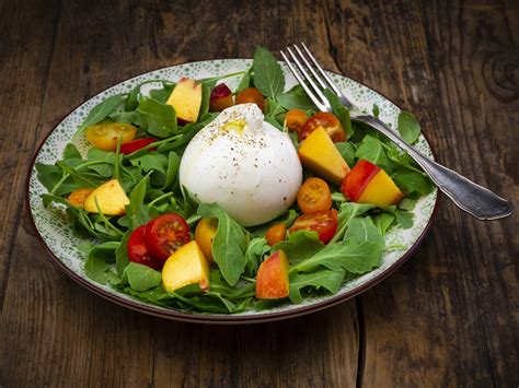 Fruchtig S Lecker Und Leicht Tomaten Pfirsich Salat Mit Burrata