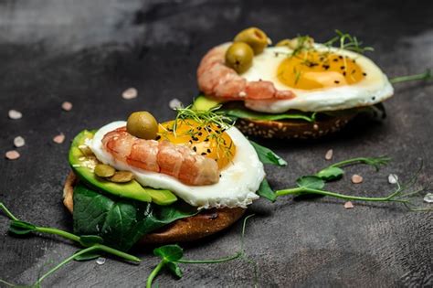 S Ndwich De Desayuno Con Pan Integral Huevo Frito Suave Espinacas