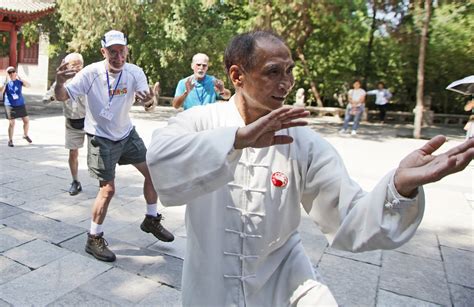 6旬老人教老外学太极拳 他说很幸福