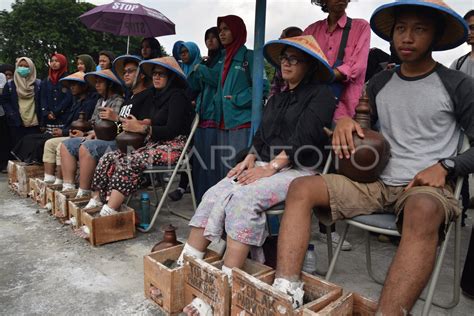 AKSI PASUNG KAKI ANTARA Foto