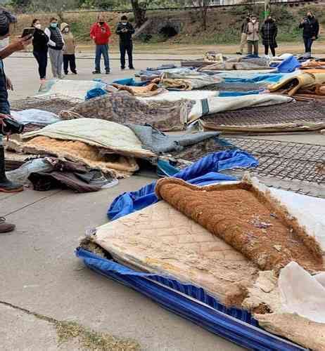 La Jornada Entregaron colchones podridos a damnificados por inundación