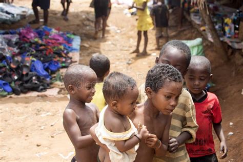 Enfants Malgaches Sur Le Marché Antsohihy Madagascar Photo Stock