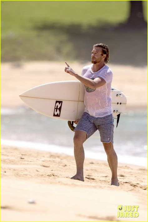 Simon Baker Goes Shirtless In Sydney Ahead Of The Mentalist Series