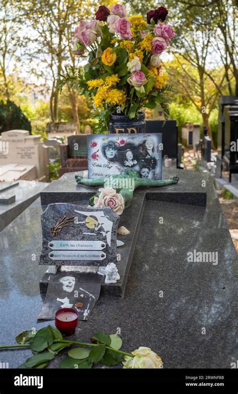 Fleurs Et Photos Plac Es Sur La Tombe De La C L Bre Chanteuse Edith