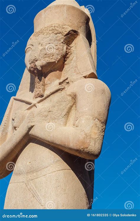 Estatua De Rams S Ii En El Antiguo Templo De Karnak En Luxor Egipto