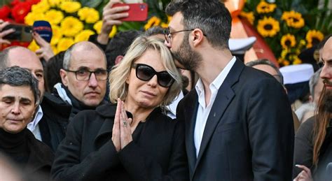 Maurizio Costanzo Funerali Diretta Le Lacrime Di Maria De Filippi Il