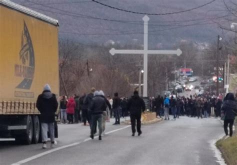 Serb T N Veri T Kosov S Prej Tet Dit Sh Po Protestojn Duke Bllokuar