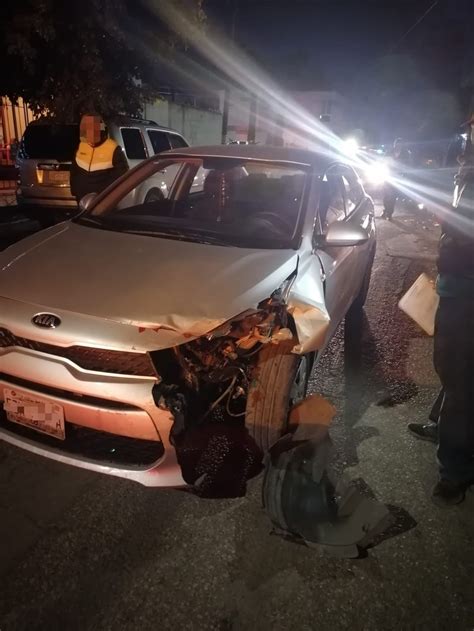 Joven ebrio impacta su vehículo contra dos autos estacionados en