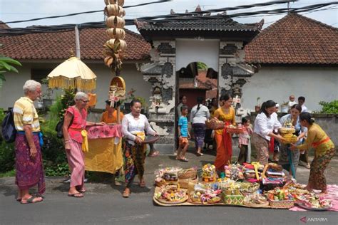 Tradisi Mesuryak Saat Hari Raya Kuningan Antara News