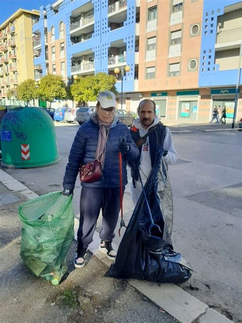 Foggia I Volontari De La Via Della Felicit In Azione Ripuliti Piazza