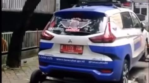 Parkir Sembarangan Di Bahu Jalan Mobil Bea Cukai Diderek Petugas