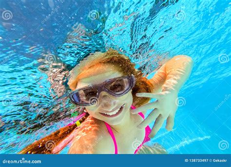 Fille De Sourire Nageant Sous L Eau Dans La Piscine Image Stock Image