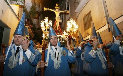 La Cofradía del Amparo tiñe de azul la primera procesión La Verdad