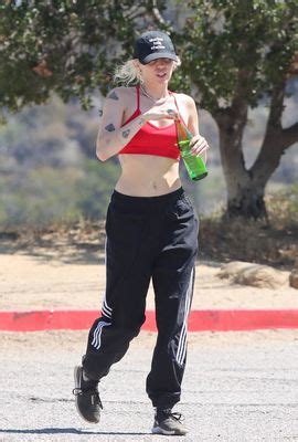 Miley Cyrus Impacta En Redes Con Desinhibida Foto En Bikini