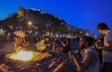 Las Hogueras Arden En Toda España En La Noche De San Juan España