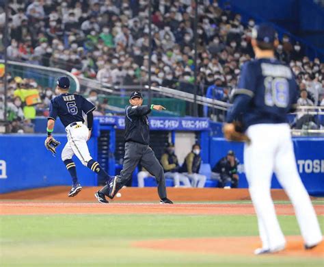 日本シリーズ＜ヤ・オ1＞初回、オスナの三塁線への打球に三塁塁審の土山はいったん両手を上にあげるがフェアに判定を変更（撮影・篠原岳夫） ― スポニチ Sponichi Annex 野球