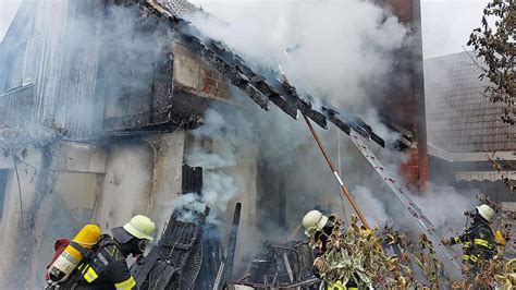 Brand In M Nchen Flammen Richten Immensen Schaden In Einfamilinehaus An