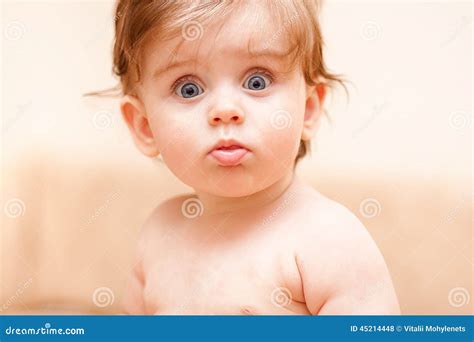 Petit Enfant Nu Regardant Fixement L Appareil Photo Photo Stock Image