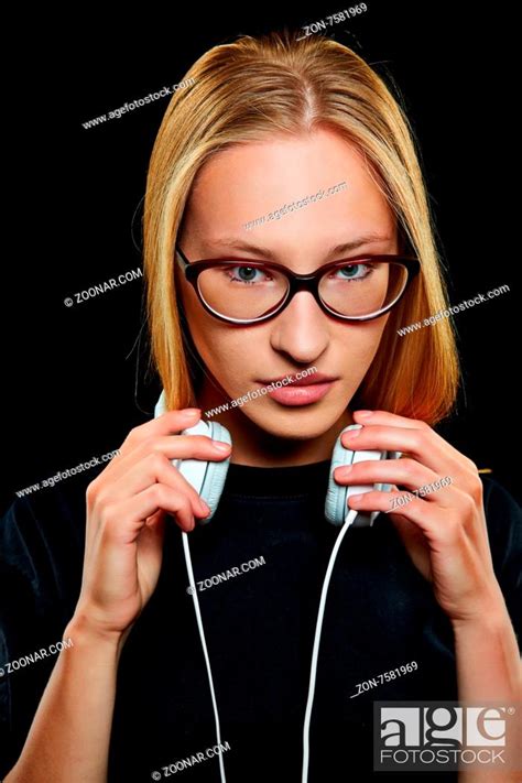 Junge blonde Frau mit Brille und Kopfhörern Stock Photo Picture And Rights Managed Image Pic