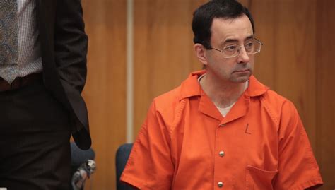 Larry Nassar exmédico que abusó de gimnastas en EUA sufre ataque en