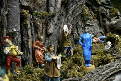 Nel presepe c è anche un infermiera omaggio a chi è in prima linea