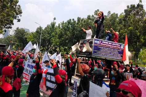 Buruh Demo Di Depan Balai Kota Jakarta Tolak Harga BBM Dan Desak UMP