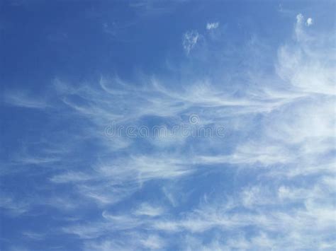 Cirrus-Wolken Auf Einem Blauen Himmel Stockbild - Bild von cumulus, leuchte: 71970147