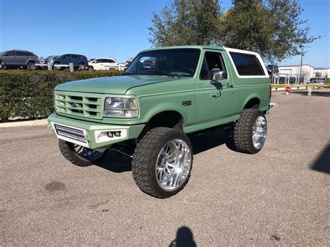 Decked Out 1994 Ford Bronco Xlt Mixes Urban Bling With Military Green Coolness Autoevolution