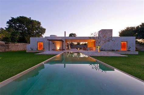 Diseño De Moderna Casa Hacienda Con Paredes Hormigón Blanco Construye