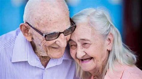 Las Románticas Fotos De Una Pareja De Ancianos Para Celebrar 65 Años De