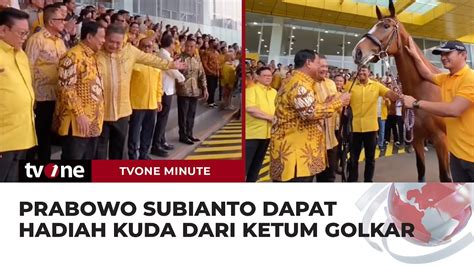 Kunjungi Markas Golkar Airlangga Hartanto Hadiahi Prabowo Subianto