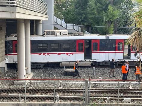 Son Dakika Zmir De Seyir Halindeki Metro Raydan Kt Son Dakika