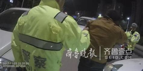 撞警车蹭辅警 青岛一快递员醉驾疯狂闯关被批捕手机新浪网