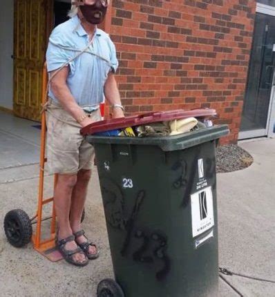 Personas Se Disfrazan Para Sacar La Basura En Cuarentena Noticias