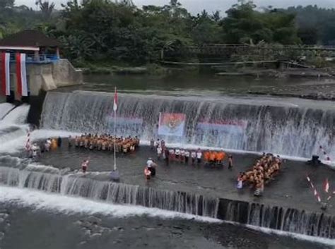 Uniknya Upacara HUT Ke 78 RI Digelar Di Sungai Berarus Deras Peserta