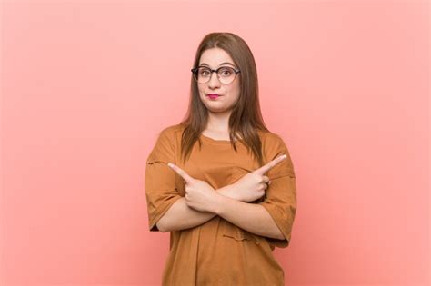 Mujer Joven Estudiante Con Lentes Apuntando Hacia Los Lados Est