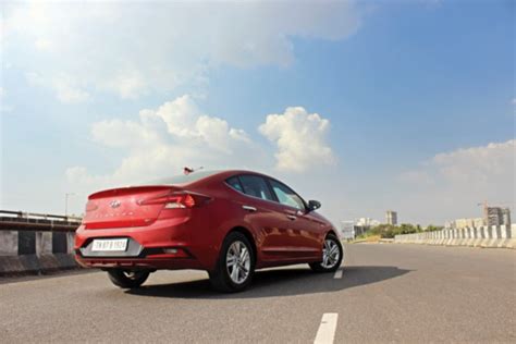 Hyundai Elantra Petrol At Road Test Review Page Of Car India