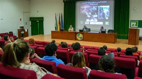 Santiago Borrag N Veterinario Del Parque De Cab Rceno Comparte Su