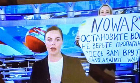 ロシア国営テレビで反戦訴えた女性に罰金3万円、さらに厳格な処罰も Bloomberg