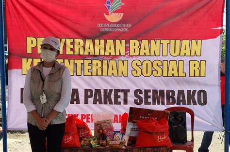 Sembako Dari Kemensos Mengalir Untuk Warga Kedaung Kali Angke