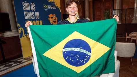 Conhe A Raquel Kochhann Porta Bandeira Do Brasil Em Paris