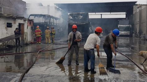 Ate Vitarte Dos Buses Interprovinciales Se Incendiaron Al Costado De