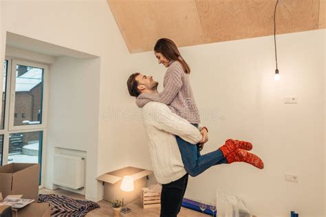 Joven Pareja Mud Ndose A Un Nuevo Departamento Juntos Foto De Archivo