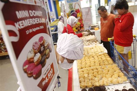 Foto Parade Donat Terpanjang Meriahkan Hut Kemerdekaan Ri Ke